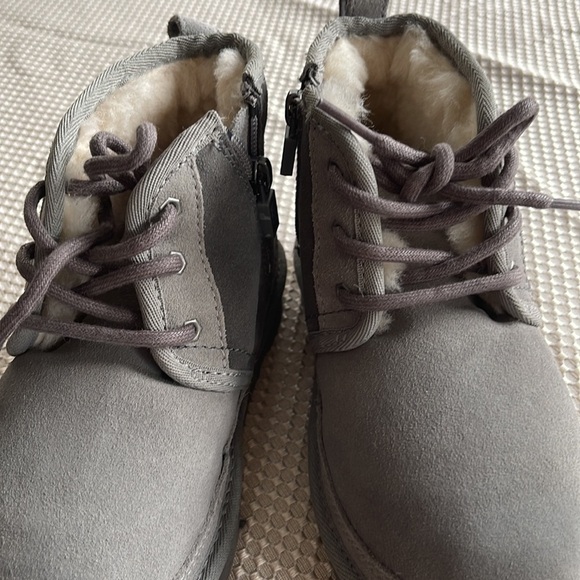 UGG unisex Water Resistant
Chukka Boot - Picture 3 of 7